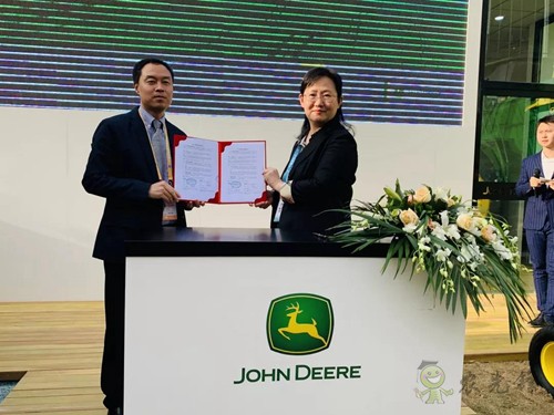 聚焦進(jìn)博會：約翰迪爾舉辦零件采購協(xié)議簽約儀式