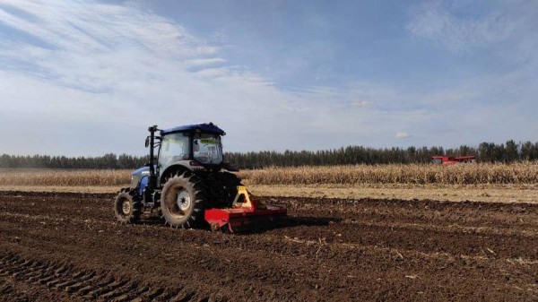 可自動收割、耕地、轉(zhuǎn)彎，無人駕駛農(nóng)機現(xiàn)身濰坊智慧農(nóng)場