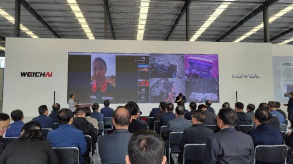 可自動收割、耕地、轉(zhuǎn)彎，無人駕駛農(nóng)機現(xiàn)身濰坊智慧農(nóng)場